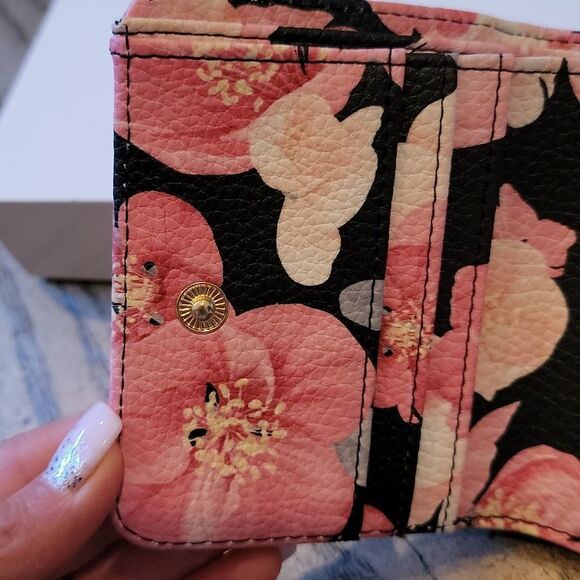 Floral wallet NWT by Steve Madden 💕🤍 - Picture 7 of 14
